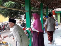 Warga Desa Putridalem Gelar Gerebek Kue Apem