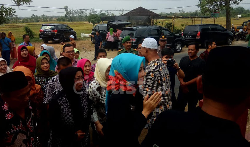 Istri Gubernur Jabar Kunjungi Rumah TKI Tuti Tursilawati di Majalengka