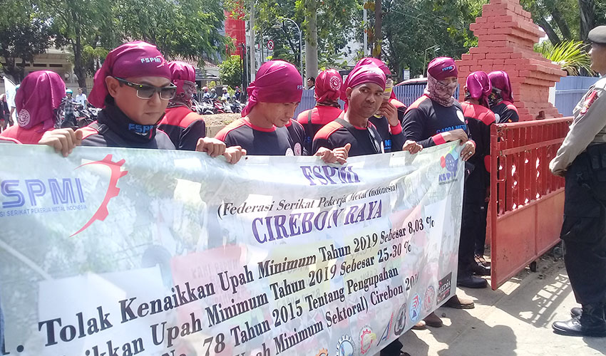 FSPMI: UMK 2.024.000 Hanya Untuk Buruh Lajang Citrust.id - Upah Minimum Kerja (UMK) Kabupaten Cirebon sebesar Rp2.024.000 per bulan hanya untuk buruh yang lajang, bukan untuk buruh yang sudah berkeluarga. Hal tersebut diungkapkan langsung oleh Sekretaris FSPMI Cirebon Raya, Moh. Machbub kepada citrust.id di Kantor Dinas Tenaga Kerja dan Transmigrasi (Disnakertrans) Jl. Cipto, Kecamatan Kesambi, Kota Cirebon, Kamis (15/11/2018). "Yang saya sesalkan adalah tentang suara kami dari unsur serikat pekerja di dewan pengupahan yang tidak dituangkan dalam berita acara," ujar Machbub. Lebih lanjut Machbub menuturkan, berita acara tersebut rekomendasinya sudah dilayangkan oleh Disnakertrans kepada Pemrov Jawa Barat pada (9/11/2018) lalu tanpa dilibatkannya suara dari pihak buruh. Hal demikian nyatanya membuat para buruh geram. Machbub menilai bahwa pemerintah telah berbuat semena-mena. Oleh karenanya, FSPMI mendesak pemerintah untuk segera mencabut Peraturan Pemerintah Nomor 78 Tahun 2015. Dimana karena adanya PP itu UMK Kabupaten Cirebon menjadi begitu rendah. Sambung Machbub, hal itu wajib dilakukan mengingat Cirebon akan menjadi kota industri. "Jangan sampai pekerja di Cirebon terus mengalami kesengsaraan karena adanya PP Nomor 78 ini," tegasnya. Selain itu, FSPMI juga mendesak Disnakertrans untuk segera mengkaji Upah Minimum Sektoral Kerja (UMSK) yang sudah mangkir tanpa kejelasan sejak 2 tahun terakhir. "Ini juga yang membuat kita geram. Pemerintah selalu saja menunda-nunda terkait UMSK ini. Sebelum UMK 2019 dikeluarkan oleh Gubernur kita dengan tegas minta pemerintah untuk segera melakukan pengkajian," tandas dia./dhika