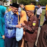 Peringati HUT KORPRI, Bupati Majalengka Berikan Santunan Kepada Kaum Jompo