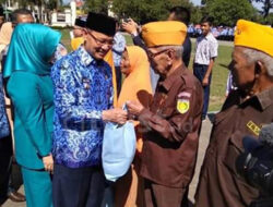 Peringati HUT KORPRI, Bupati Majalengka Berikan Santunan Kepada Kaum Jompo