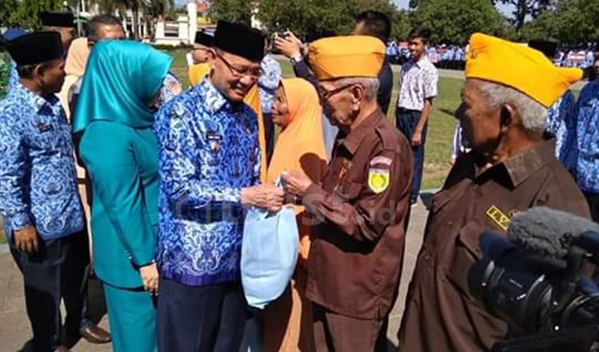 Peringati HUT KORPRI, Bupati Majalengka Berikan Santunan Kepada Kaum Jompo