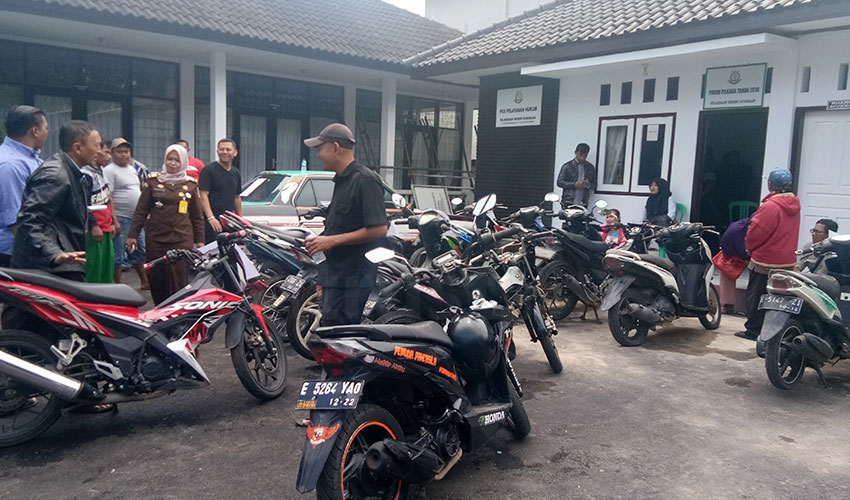 Kejaksaan Negeri Kuningan Lelang Barang Bukti Sitaan Negara Citrust.id - Puluhan barang bukti dilelang petugas Kejaksaan Negeri Kuningan. Hal itu setelah sebelumnya hasil rampasan yang telah memiliki hukum tetap, mengacu pada peraturan Jaksa Agung RI nomor: PER-002/A/JA/05/2017 tentang Pelelangan dan Penjualan Langsung Benda Sitaan atau Barang Rampasan Negara atau Benda Sitaan Eksekusi dan Surat Keputusan Kepala Kejaksaan Negeri Kuningan nomor: KEP-33/O.2.22/Cu.3/11/2018 tanggal 7 November 2018 tentang Penjualan Barang Rampasan Secara Langsung pada Kejaksaan Negeri Kuningan, Kamis (15/11/2018), di halaman Kejaksaan Negeri Kuningan. Data menyebutkan, untuk barang lelang berdasarkan barang rampasan yang dilakukan penjualan secara langsung itu sebanyak 64 unit kendaraan R4, kendaraan R2, kayu jati, dan handphone berbagai merk. "Barang-barang tersebut sebelumnya telah dilakukan taksiran harga standar oleh Kantor Pelayananan Kekayaan Negara dan Lelang (KPKNL) Cirebon. Barang-barang yang dilelang ini telah mempunyai kekuatan hukum tetap. Pelelangan ini kami lakukan secara terbuka dan telah diumumkan kepada masyarakat melalui media massa," kata Kepala Sub Bagian Pembinaan (Kasubagbin) Kejaksaan Kuningan Siti Barokah kepada wartawan. Teknis mengikuti lelang, kata Siti menjelaskan, peserta lelang harus menyetorkan uang jaminan sesuai dengan nilai yang telah ditentukan. "Uang jaminan tersebut akan dikembalikan dalam keadaan utuh jika peserta tidak terpilih sebagai pemenang lelang. Setelah proses lelang rampung, dana yang diperoleh dari hasil lelang ini akan langsung disetorkan ke kas negara dan barang yang masih tersisa dalam lelang hari ini akan dilakukan taksir ulang oleh KPKNL yang kemudian akan dilakukan lelang kembali," beber Siti. /pay