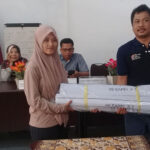 KPU Kabupaten Cirebon Serahkan 16 Spanduk dan 10 Baliho ke Sejumlah Parpol