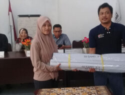 KPU Kabupaten Cirebon Serahkan 16 Spanduk dan 10 Baliho ke Sejumlah Parpol