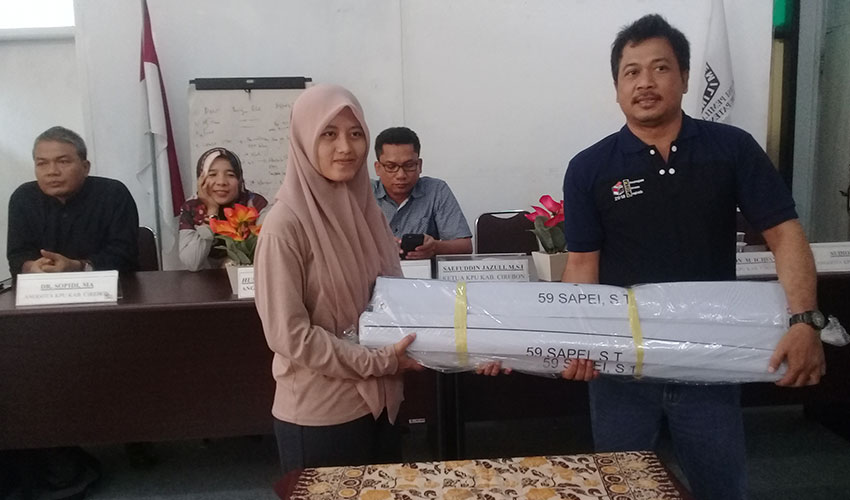 KPU Kabupaten Cirebon Serahkan 16 Spanduk dan 10 Baliho ke Sejumlah Parpol