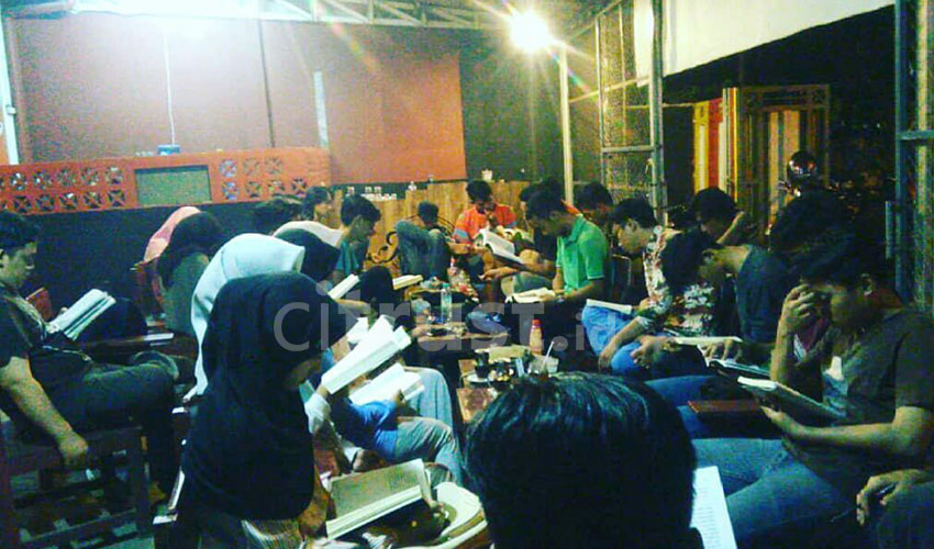 Prihatin terhadap Kecanduan Gadget, Mahasiswa Ini Cetus Program Malam Rabu Bersama Buku