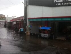 Pasar Baru Kuningan Terendam Banjir