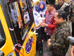 Yoseph Umarhadi Serahkan Bantuan Bus ke Universitas Wiralodra