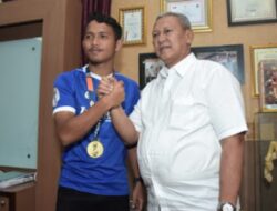 Pemain Persib Asal Kuningan Sowan ke Bupati