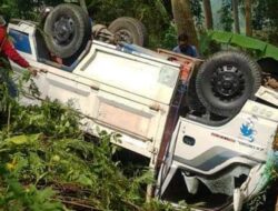 Truk Bermuatan Wisatawan Terjun ke Jurang