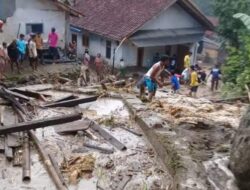 Tanah Longsor Timpa Rumah Warga dan Tutup Akses Jalan