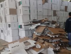 Kotak Suara Rusak Menumpuk di Gudang