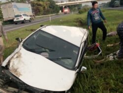 Masuk Parit, Avanza Putih Ringsek di Tol Palikanci