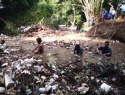Warga Lojikobong Bersihkan Gunungan Sampah Sungai Cikamangi