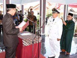 Bupati Majalengka Lantik Kades Bantarujeg dan Bagikan 1.387 KTP-el