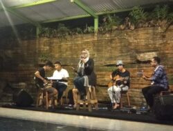 Jus Kuphi Suguhkan Live Music Akustik