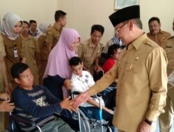 Bupati Majalengka Serahkan Bantuan Kursi Roda