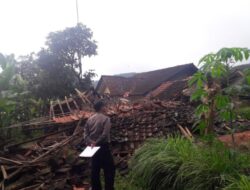 Satu Rumah Ambruk Diterjang Angin Kencang