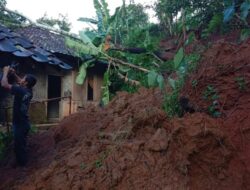 Belasan Rumah Ambruk Akibat Pergerakan Tanah