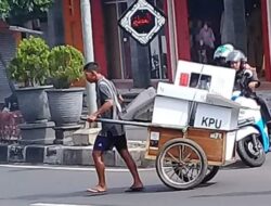 Viral! Kotak Suara Berlogo KPU Didorong Pakai Gerobak