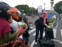 PWI Berbagi Takjil di Bunderan Cijoho