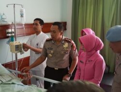 Bentuk Kepedulian dan Empati, Kapolres Jenguk Anak Buah yang Sakit