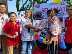 Warga Palimanan Dapat Hadiah Motor dari Alfamart