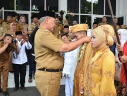 Puluhan Pasangan Pengantin Dapat Hadiah dari Bupati