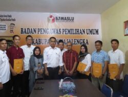 Bawaslu Majalengka Beri Santunan Panwaslu yang Alami Kecelakaan Kerja