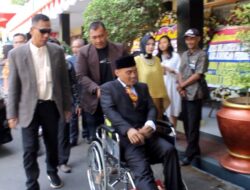 Meski Patah Tulang, Didit Pamungkas Ikut Pelantikan Anggota DPRD Kuningan