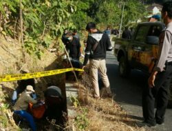 Mayat Lansia Ditemukan Membusuk di Selokan