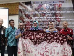 Ika Acep Purnama Kenalkan Batik Khas Kuningan