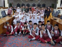 Begini Respon Anggota DPRD Kota Cirebon saat Ditanya Tugas oleh Anak SD