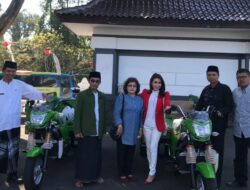 Cucu Mantan Bupati Kuningan Beri Bantuan Kendaraan Roda Tiga