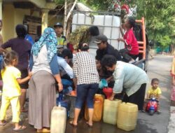 Warga Cidenok Antre Air Bersih