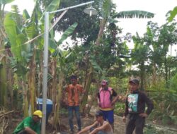 Calon Kades Beri Bantuan Penerangan Jalan