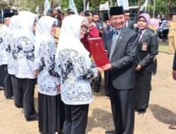 Bupati Beri Penghargaan kepada Guru yang Berbakti Puluhan Tahun