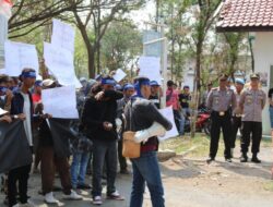 Puluhan Warga Demo di Pabrik Gula Jatitujuh