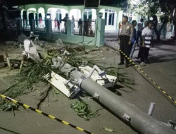 Tower Mitratel Roboh Timpa Pagar Masjid