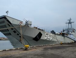 Kapal Perang Buatan Jerman Timur Bersandar di Pelabuhan Cirebon