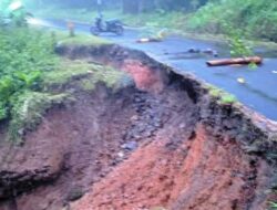 Tanah Longsor di Sidamukti Kikis Badan Jalan
