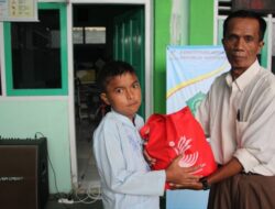 Yayasan Mekar Arum Bagikan Ratusan Paket Sembako