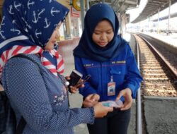 Libur Nataru, Railfans Jadi Sukarelawan di Daop 3 Cirebon