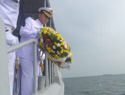Kenang Jasa Pahlawan, Lanal Cirebon Tabur Bunga di Laut