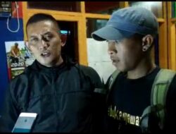 Polisi dan Petugas Damkar Serahkan Ular Kobra ke Pecinta Reptil