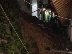 Rumah Janda Jebol akibat Longsor
