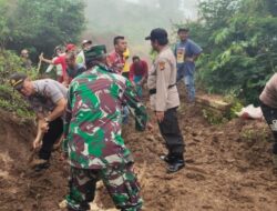Jalan Menuju Wisata Terasering Panyaweuyan Tertutup Longsor