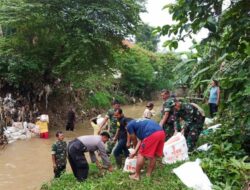 TNI-Polri bersama Warga Buat Bronjong Penahan Banjir