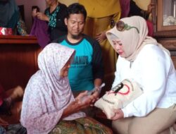 Tina Beri Perhatian untuk Lansia